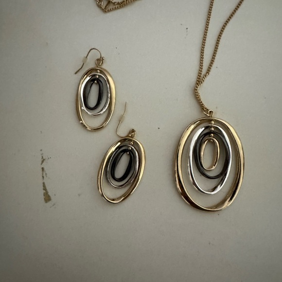 Elegant Gold and Black Jewelry Set - Picture 4 of 4
